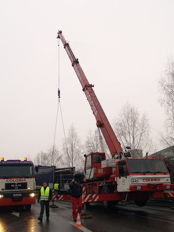 LKW Anhaenger umgekippt Koeln Niehl Geestemuenderstr Industriestr P46.JPG